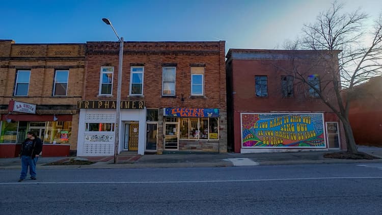 "new thrift store opens in carbondale"